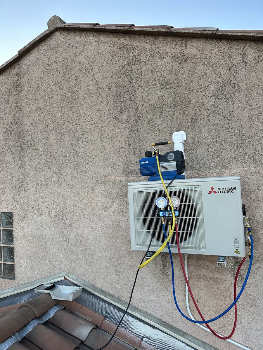 Mise en service : manifold de charge et pompe à vide