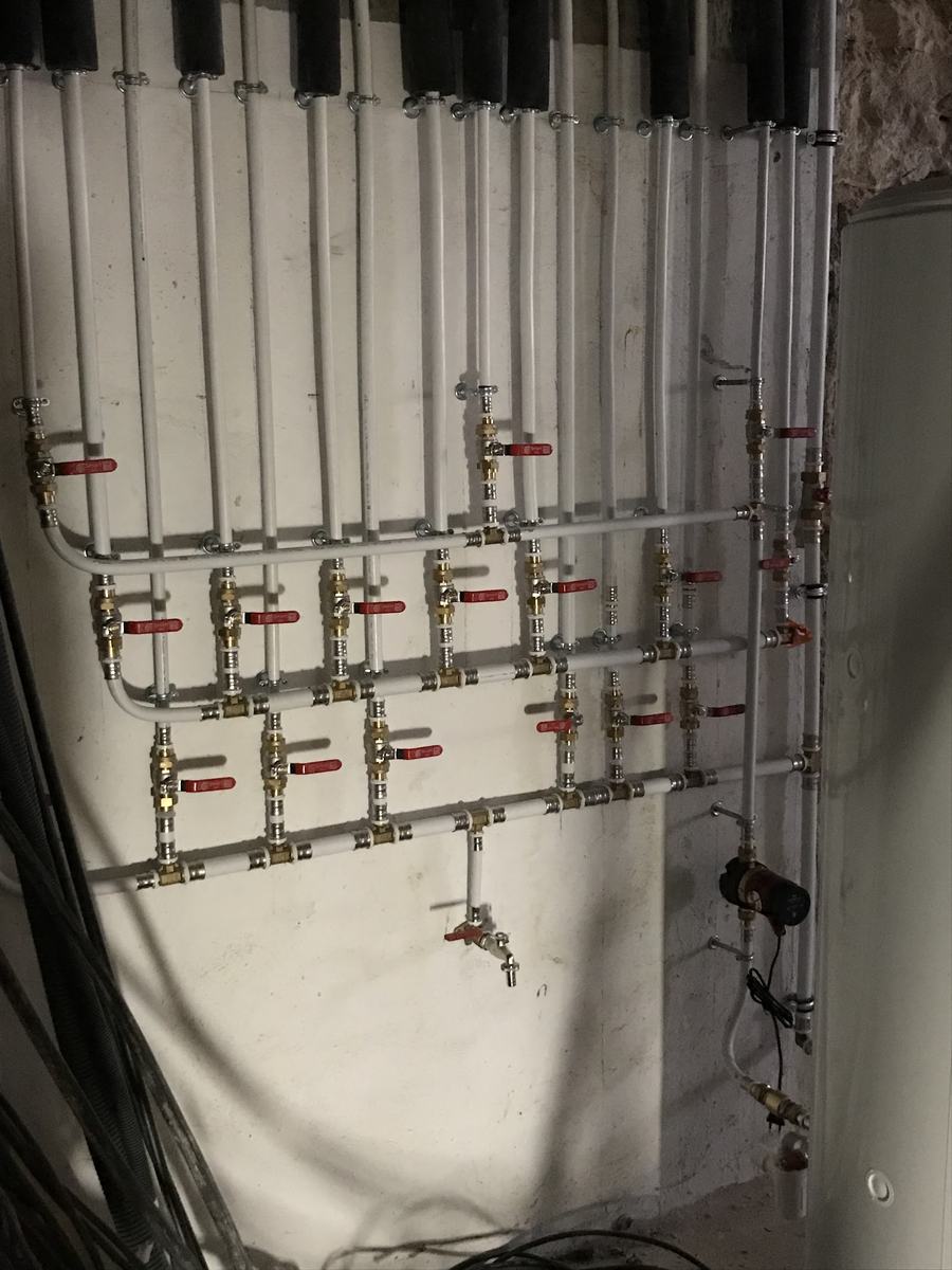 Collecteur cuivre et départs de distribution sanitaire avant habillage