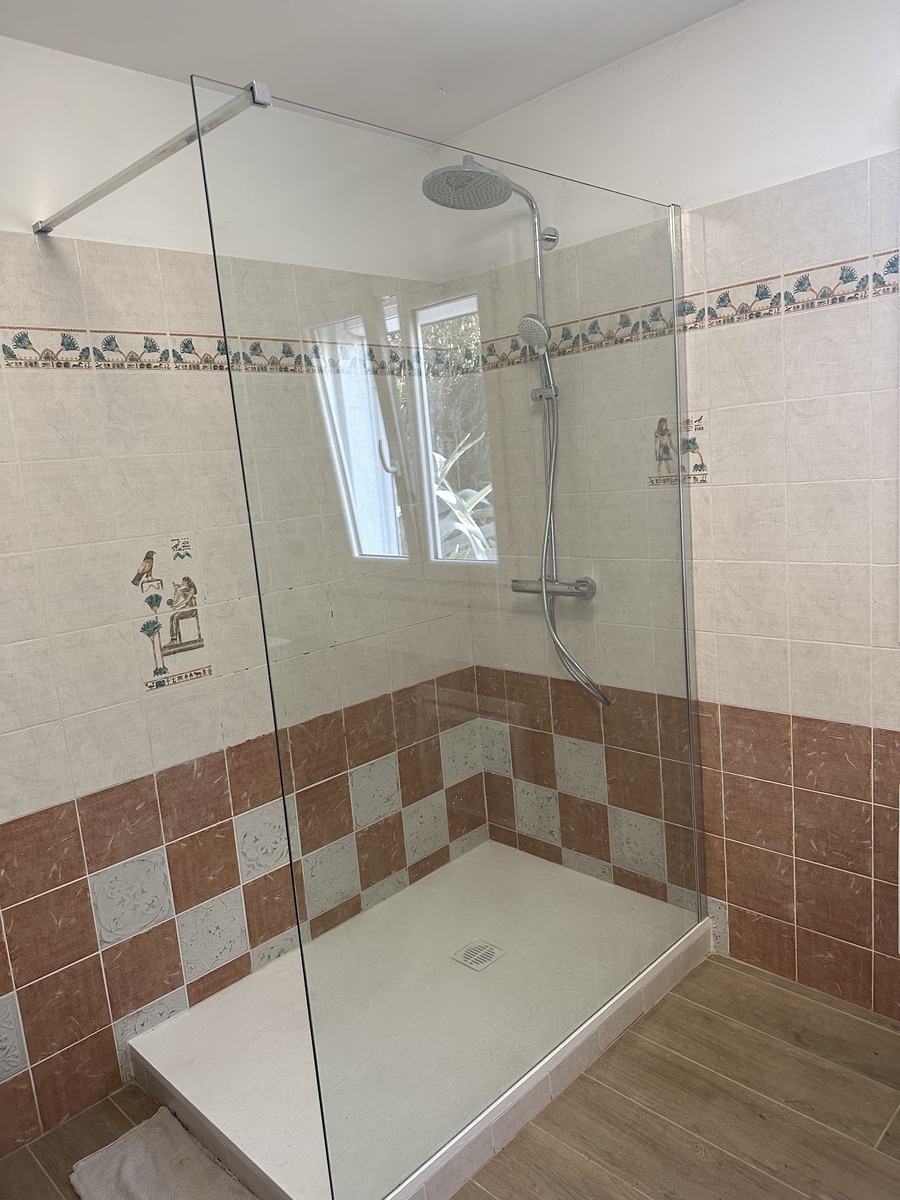 Douche à l'italienne, faïence et receveur maçonné