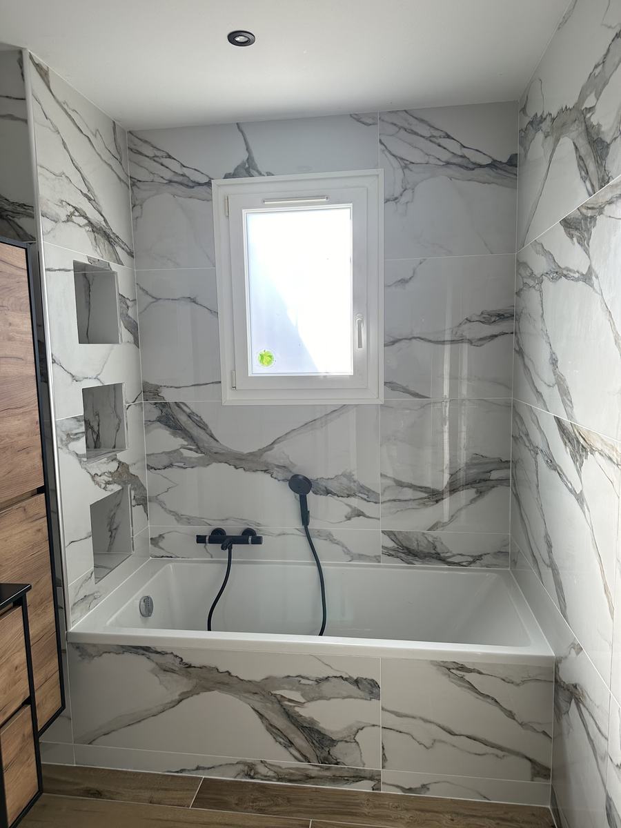 Baignoire et faïence effet marbre, robinetterie encastrée