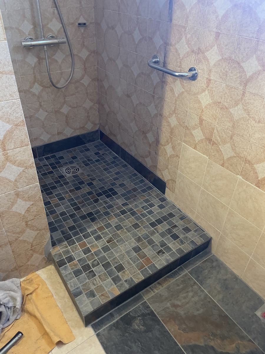 Receveur de douche carrelé en cours de finition