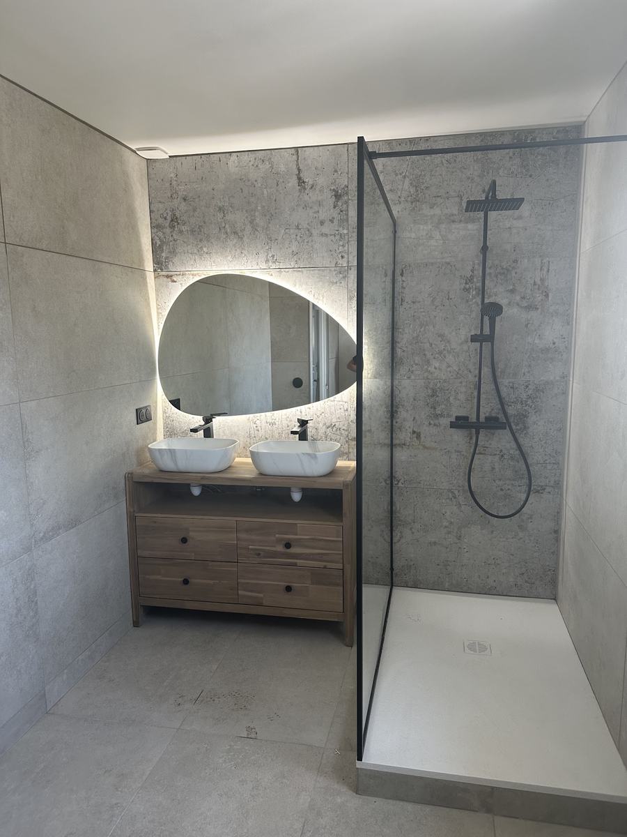 Meuble bois, miroir rond rétroéclairé et douche vitrée